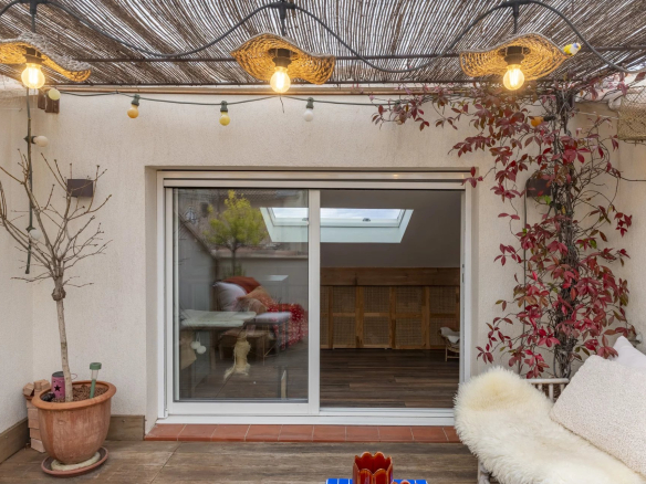 Terrasse d'un immeuble avec vue sur un espace intérieur lumineux à Saint-Cyr-sur-Mer.