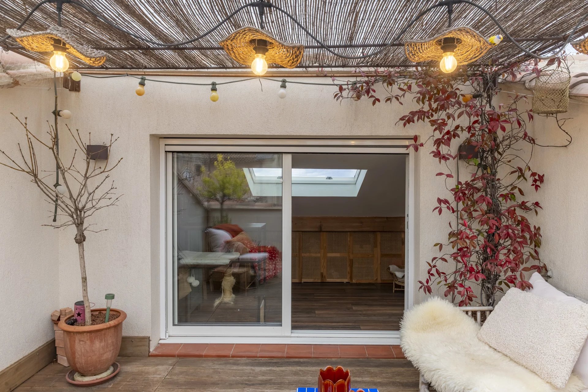 Terrasse d'un immeuble avec vue sur un espace intérieur lumineux à Saint-Cyr-sur-Mer.