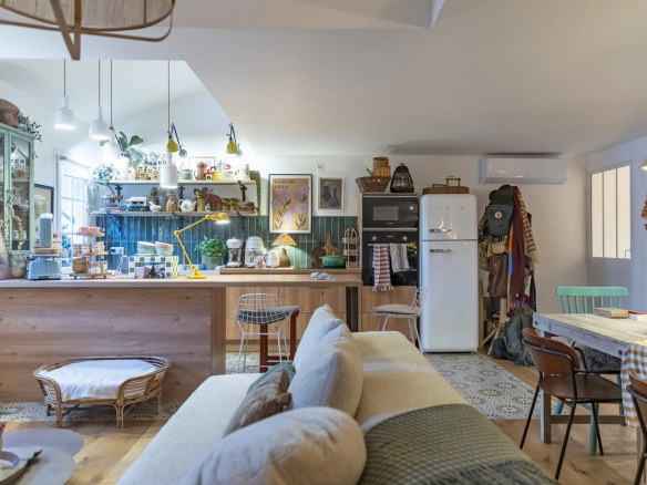 Intérieur d'un immeuble de caractère avec cuisine ouverte et salon à Saint-Cyr-sur-Mer.