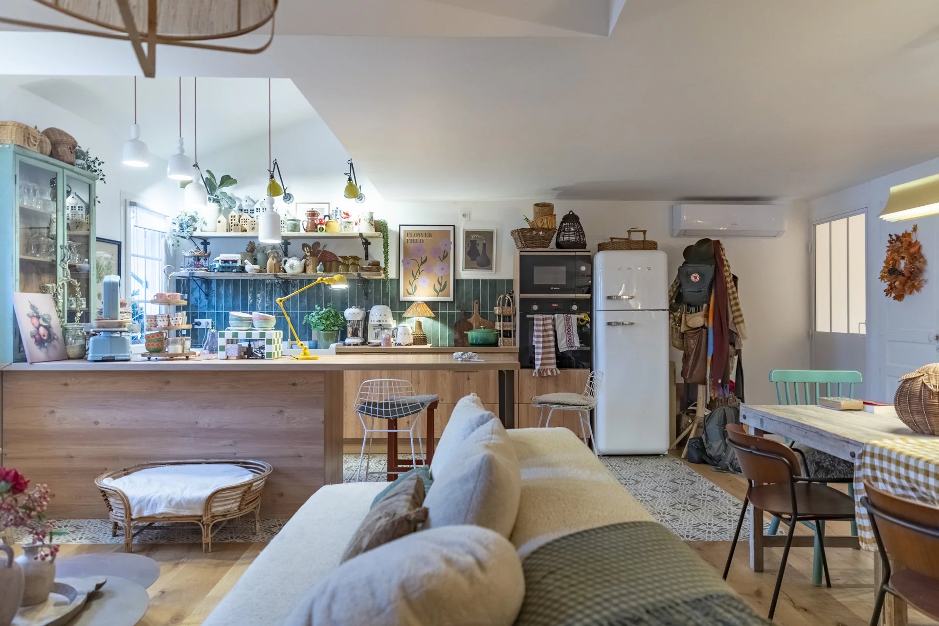 Intérieur d'un immeuble de caractère avec cuisine ouverte et salon à Saint-Cyr-sur-Mer.
