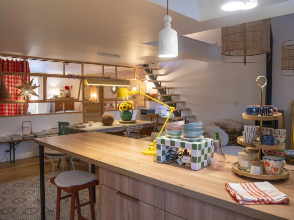 Intérieur d'un immeuble de caractère à Saint-Cyr-sur-Mer, cuisine moderne et espace de vie lumineux.