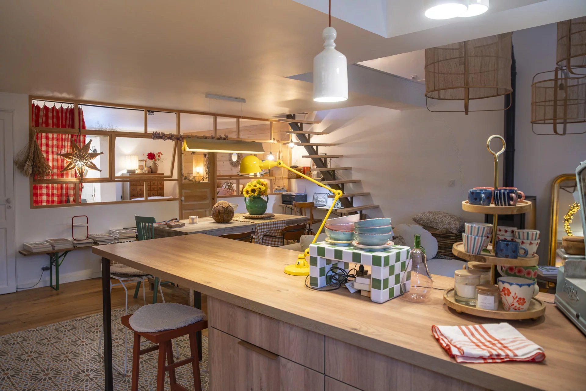 Intérieur d'un immeuble de caractère à Saint-Cyr-sur-Mer, cuisine moderne et espace de vie lumineux.