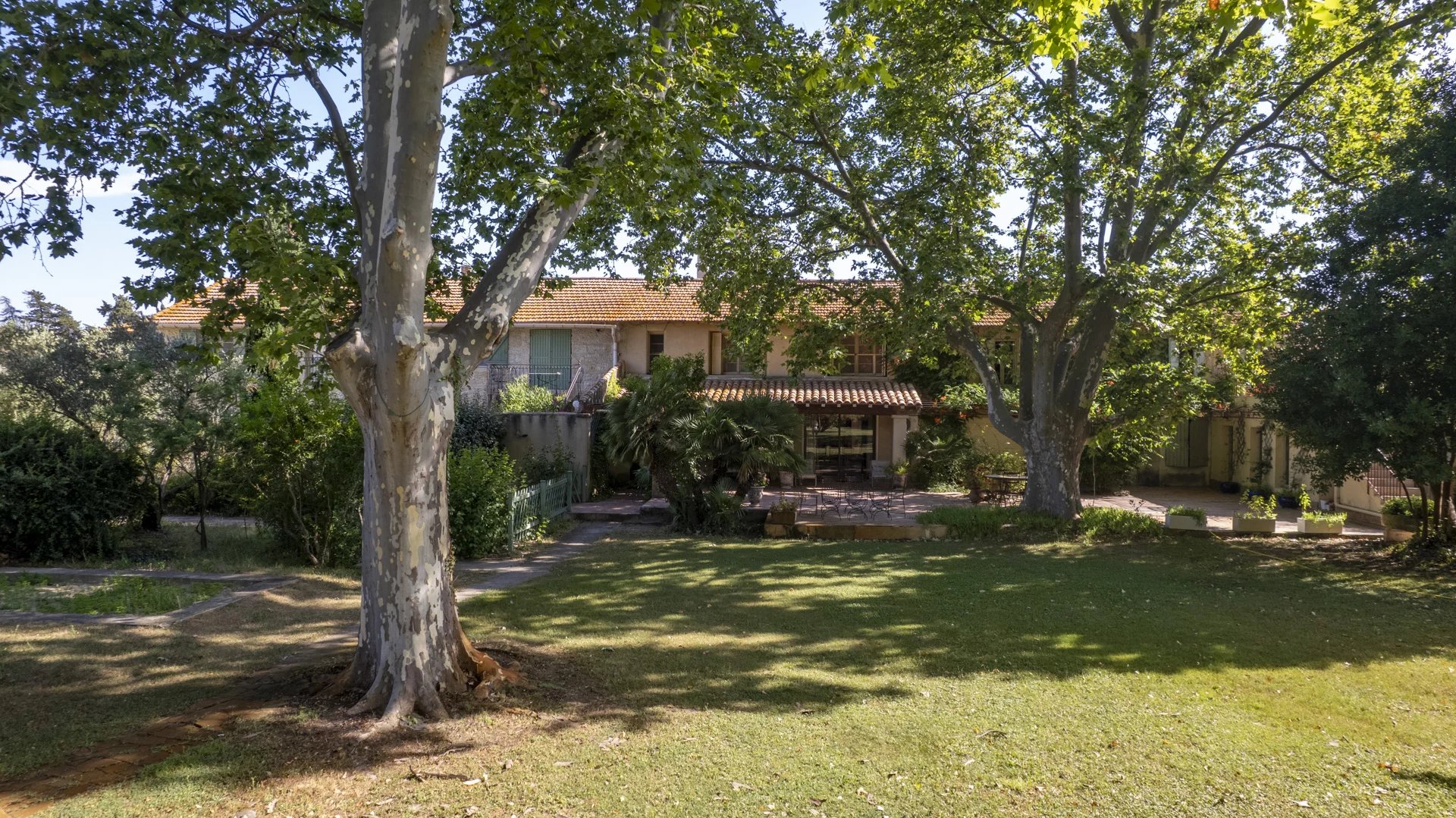 Estate in Fourques Exceptional property in Fourques with park and trees.