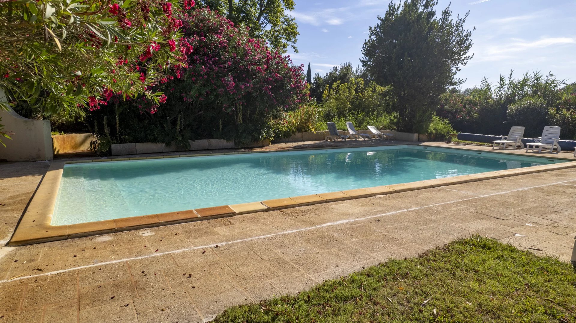 Swimming pool on the estate in Fourques Swimming pool surrounded by greenery in an estate in Fourques, with sun loungers nearby.