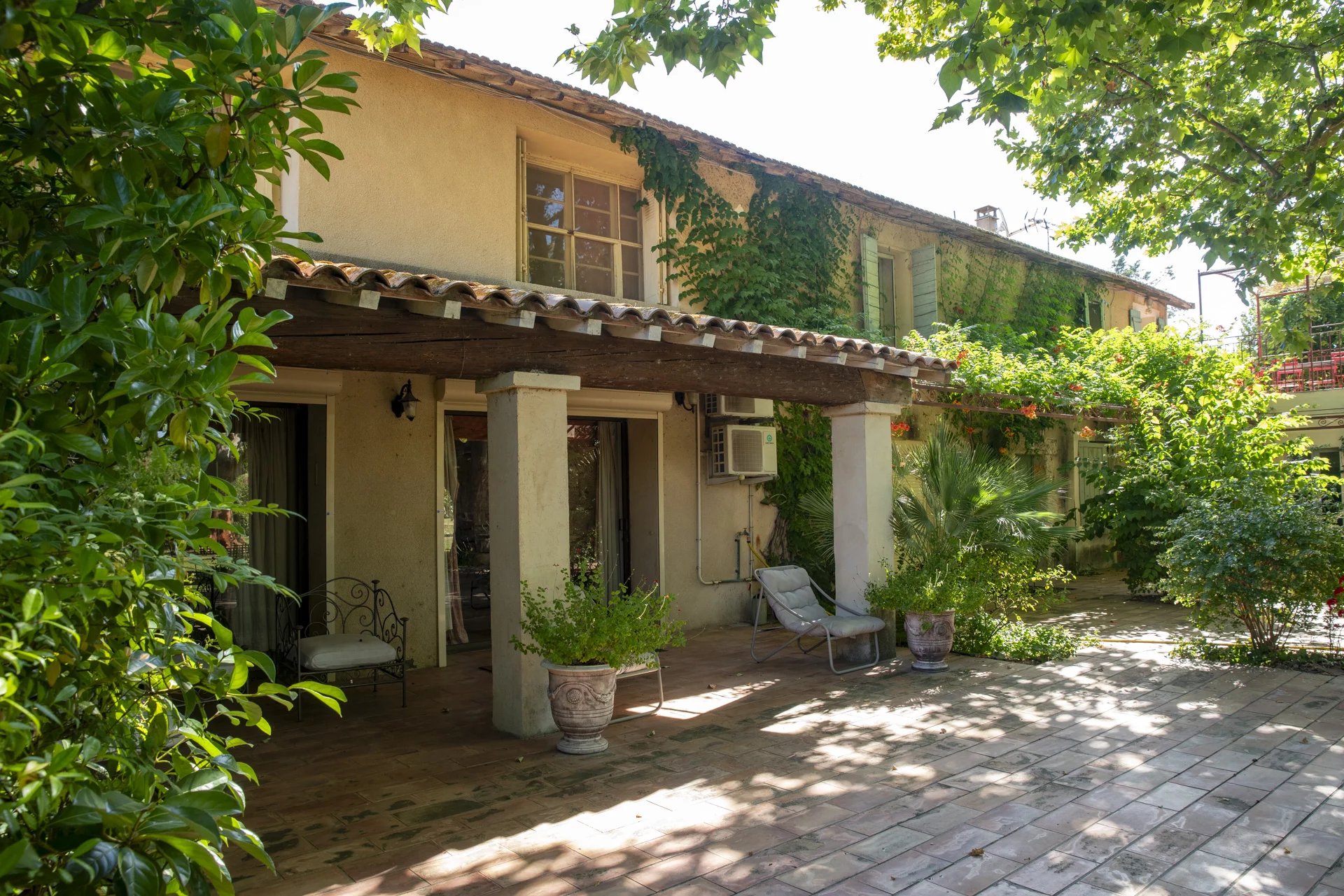 Exceptional property in Fourques Property in Fourques with garden, terrace and lush vegetation.