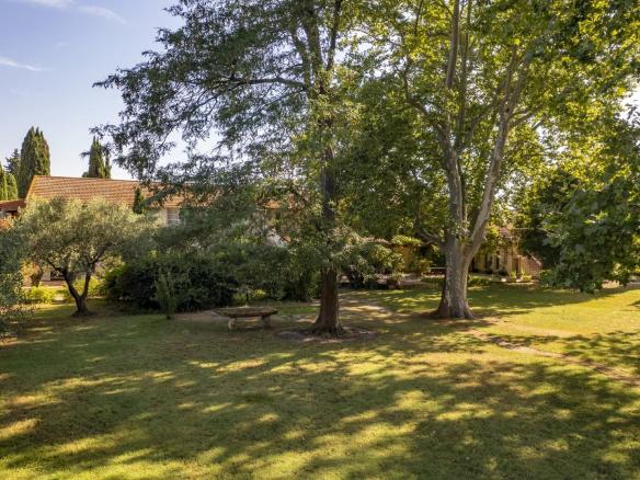 Property with wooded and shaded park in Fourques, near Arles.