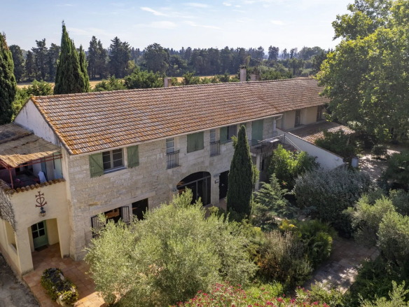 805 m² property with swimming pool and park in Fourques, near Arles.