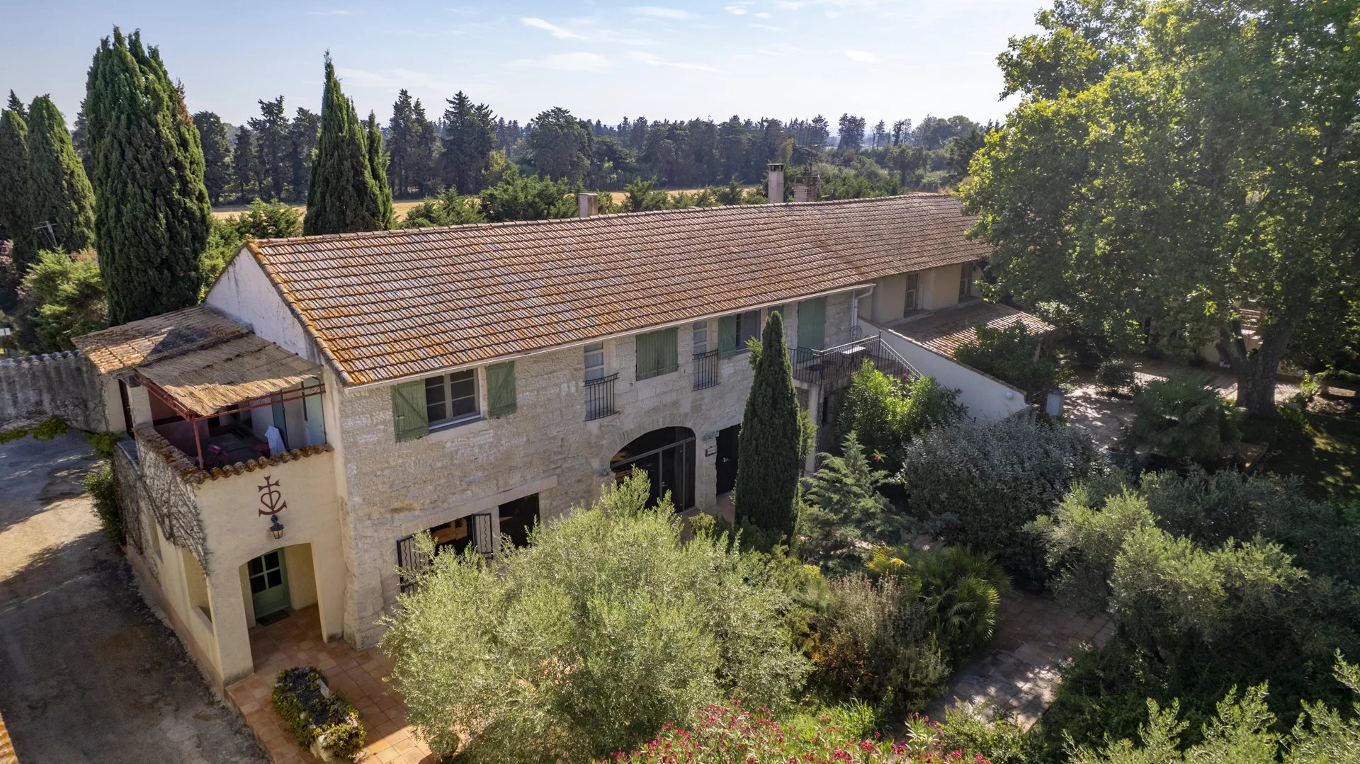 Exceptional estate in Fourques 805 m² property with swimming pool and park in Fourques, near Arles.