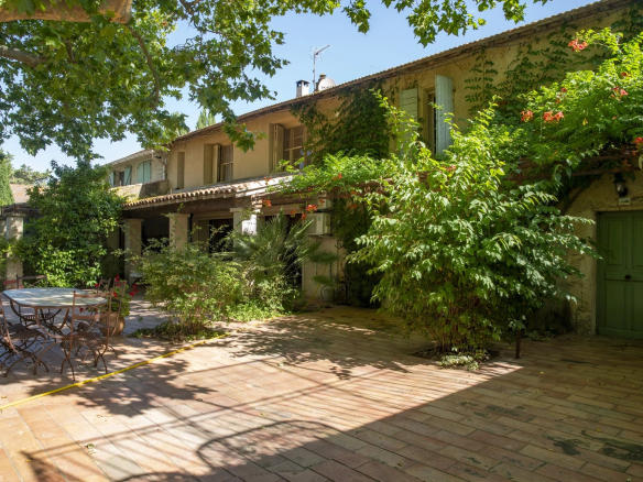805 m² estate in Fourques with garden and terrace, surrounded by greenery.