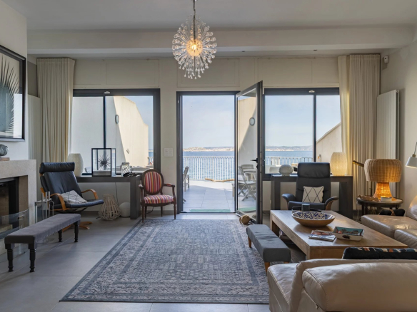 Intérieur d'une villa moderne avec vue sur la mer Méditerranée à Marseille.