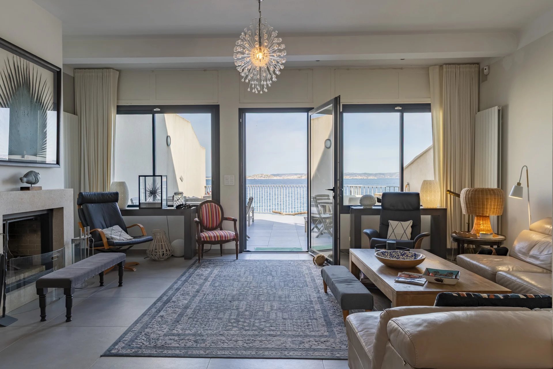 Villa moderne avec vue sur la mer Intérieur d'une villa moderne avec vue sur la mer Méditerranée à Marseille.