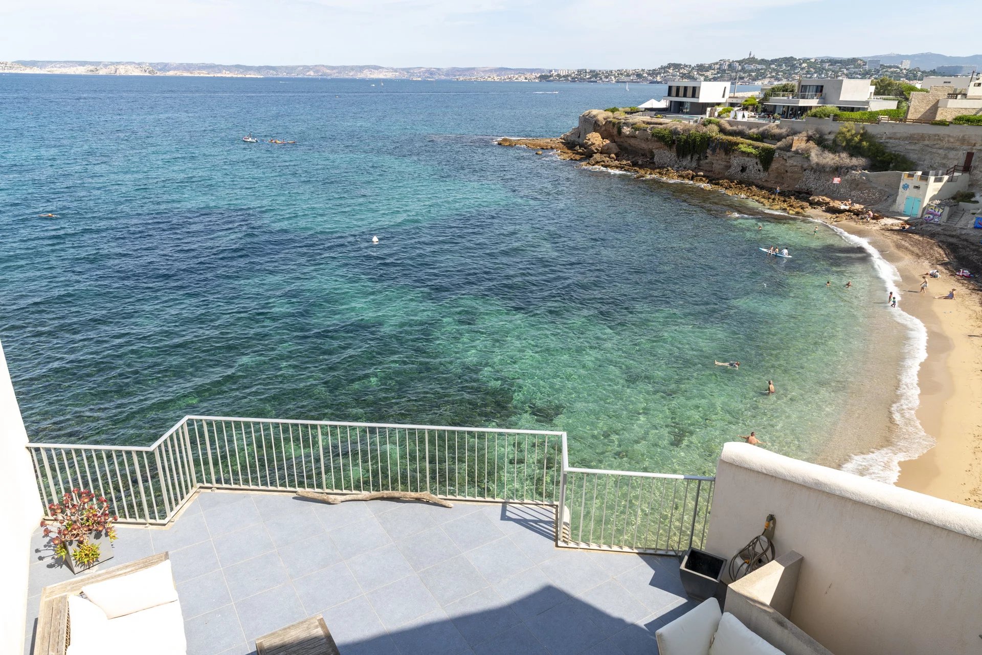 Villa en bord de mer à Marseille Vue sur la mer Méditerranée depuis une villa avec accès à une crique privée à Marseille.