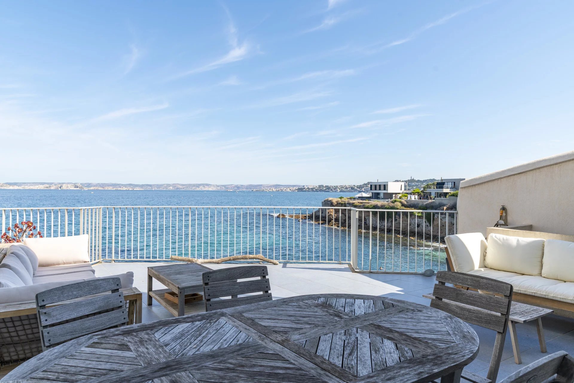 Terrasse avec vue sur la Méditerranée Terrasse avec vue sur la mer Méditerranée et mobilier extérieur.