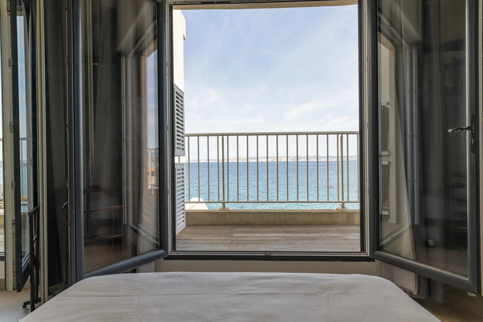 Vue sur la mer depuis la villa Vue depuis une chambre avec fenêtres ouvertes sur la mer Méditerranée à Marseille.