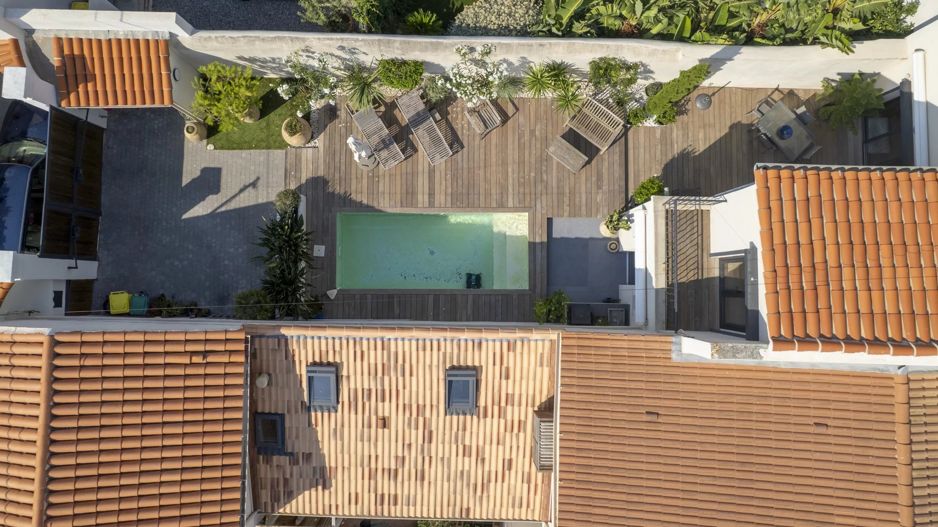 Villa avec piscine à Marseille Vue aérienne d'une villa avec piscine et terrasses, entourée de végétation.