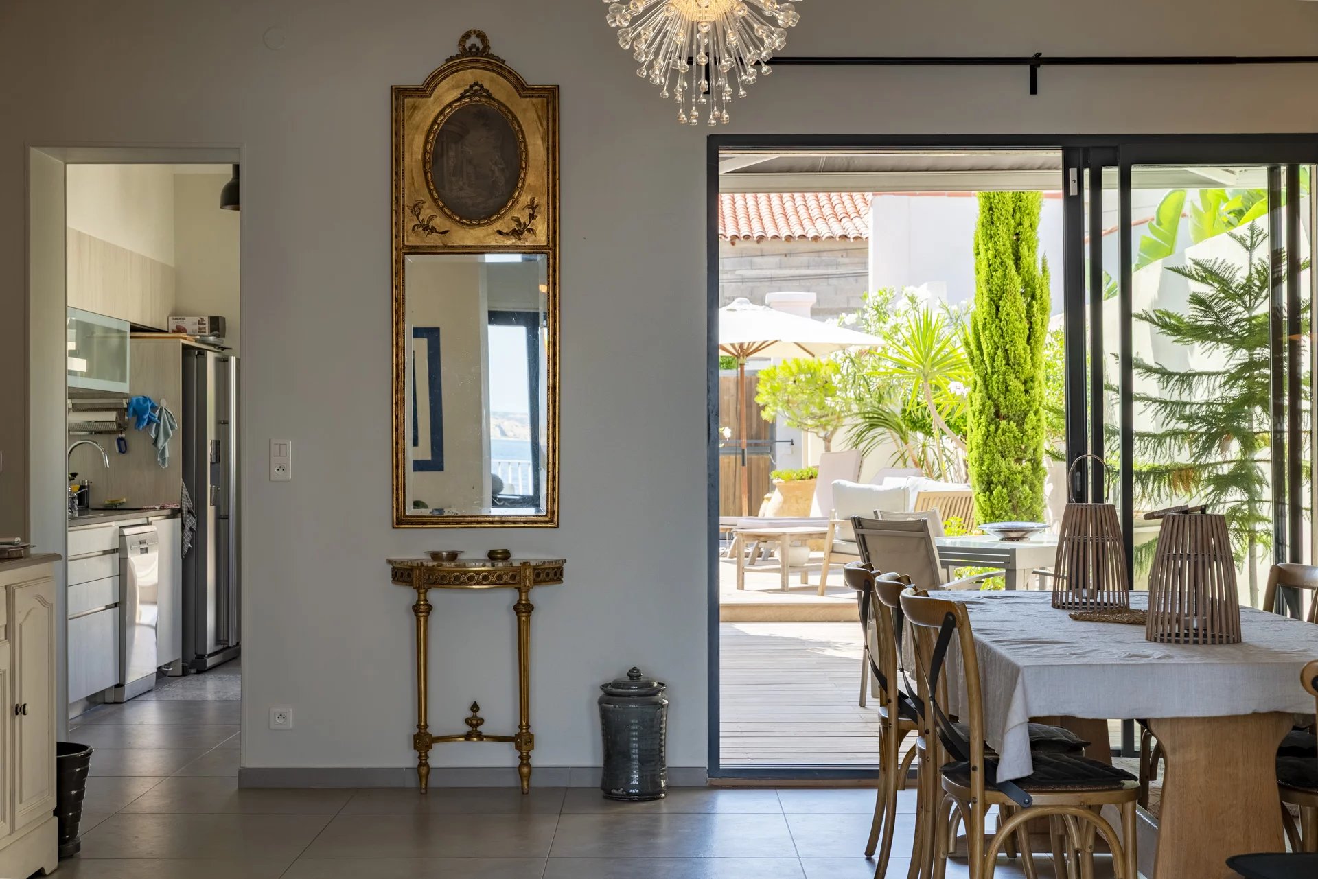 Intérieur de villa à Marseille Intérieur d'une villa à Marseille avec vue sur la mer, table à manger et accès à une terrasse.