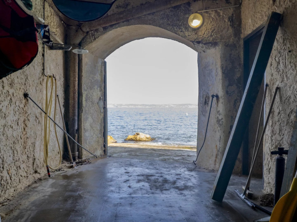 Intérieur d'un garage avec vue sur la mer Méditerranée à Marseille, accès à une crique privée.