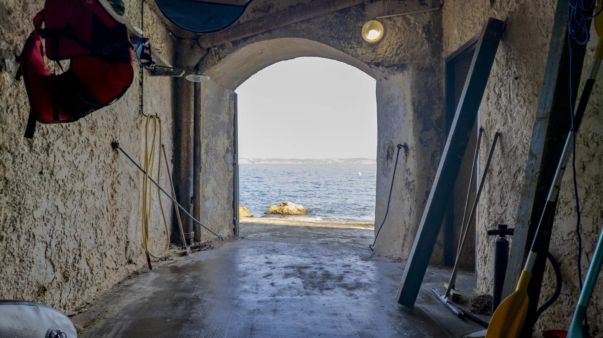 Vue sur la mer depuis un garage Intérieur d'un garage avec vue sur la mer Méditerranée à Marseille, accès à une crique privée.