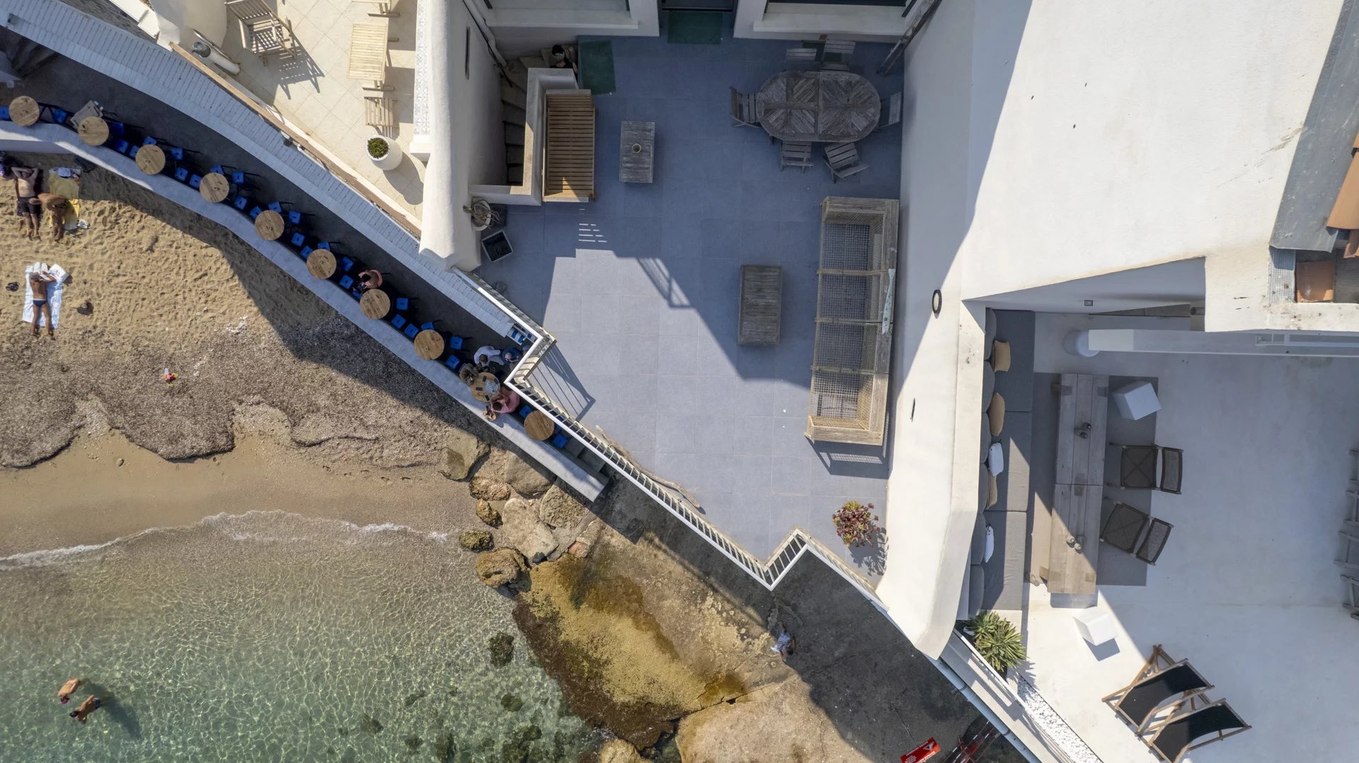 Villa en bord de mer à Marseille Vue aérienne d'une villa en bord de mer avec accès à une crique privée à Marseille.
