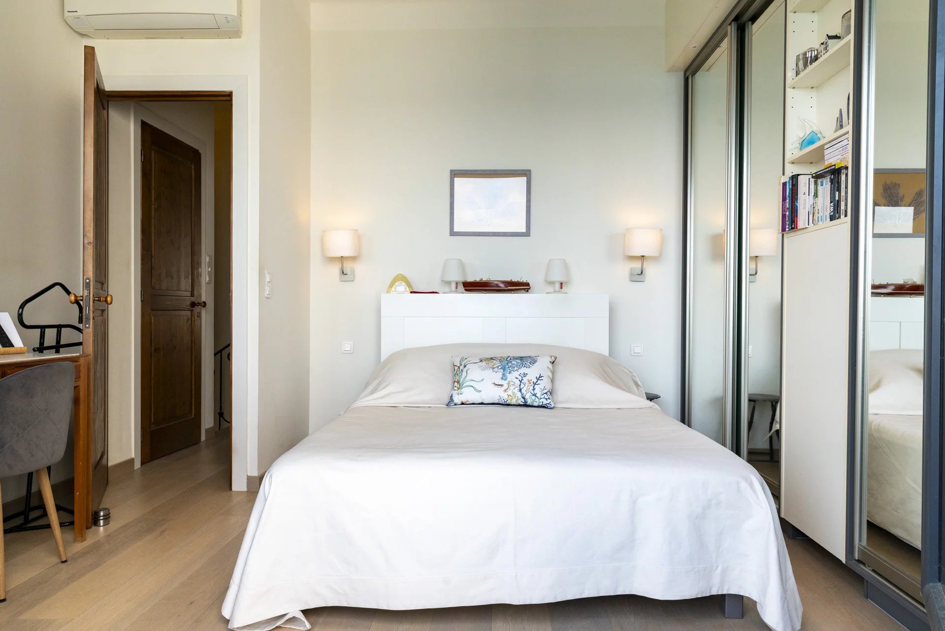 Chambre de villa en bord de mer Chambre d'une villa moderne avec lit double et rangement, vue sur la mer.