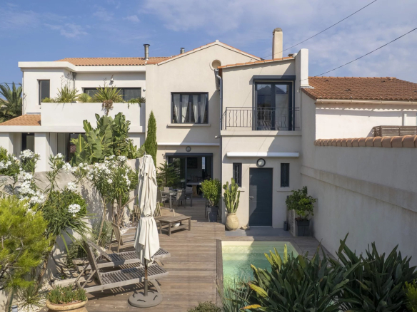 Villa moderne avec piscine et jardin, vue sur la mer à Marseille.