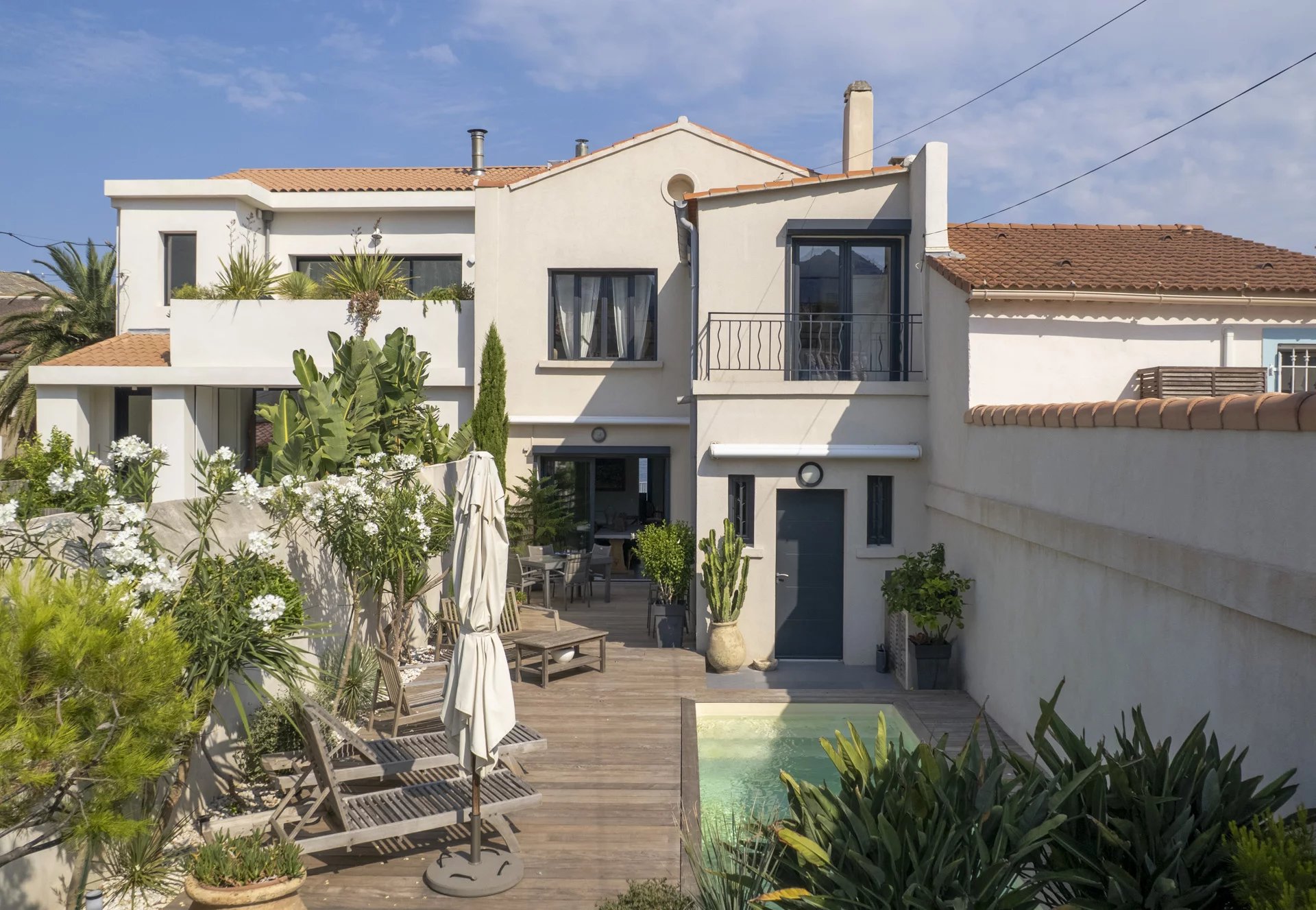 Villa pieds dans l’eau à Marseille Villa moderne avec piscine et jardin, vue sur la mer à Marseille.
