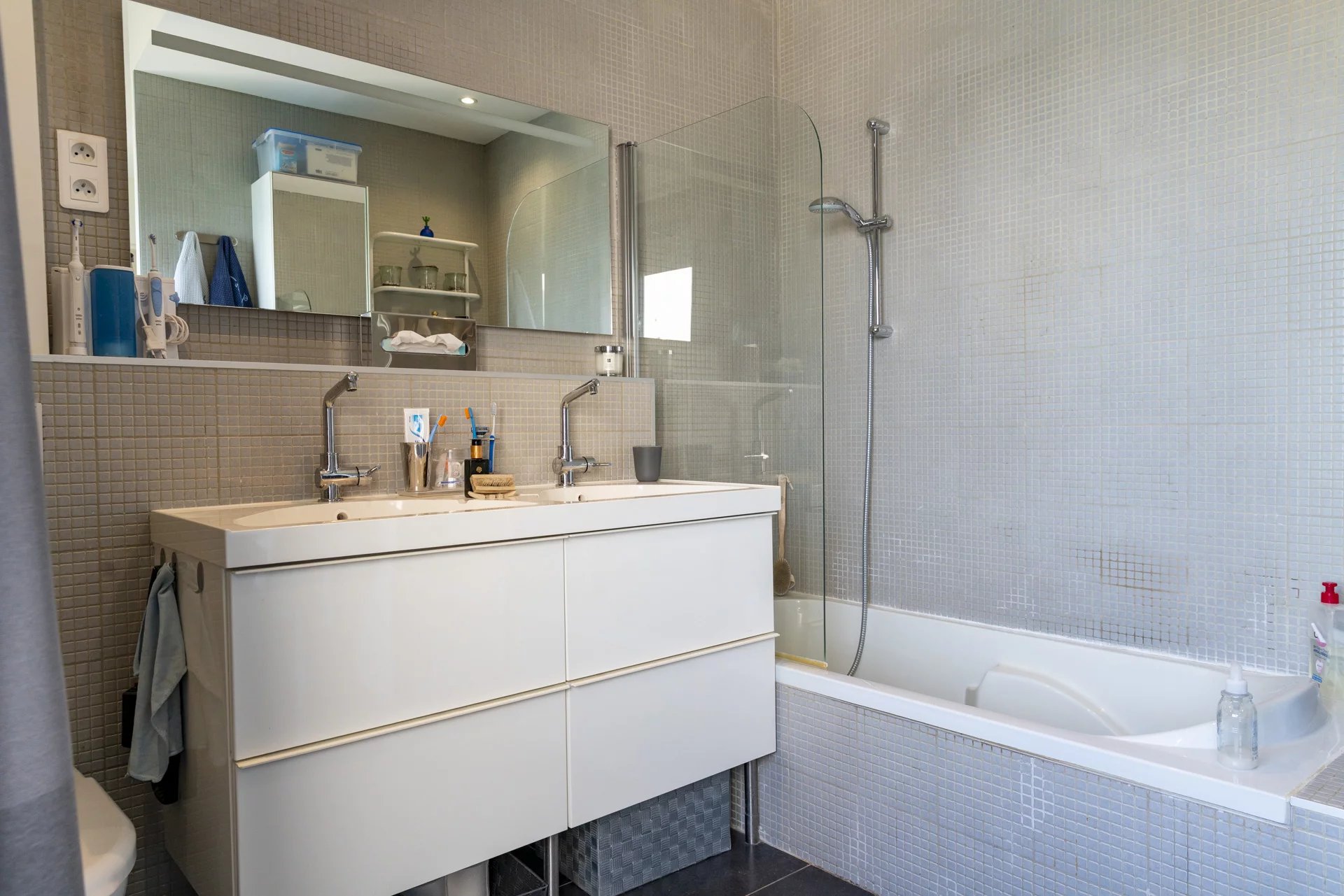 Salle de bain contemporaine Salle de bain moderne avec baignoire et double vasque.