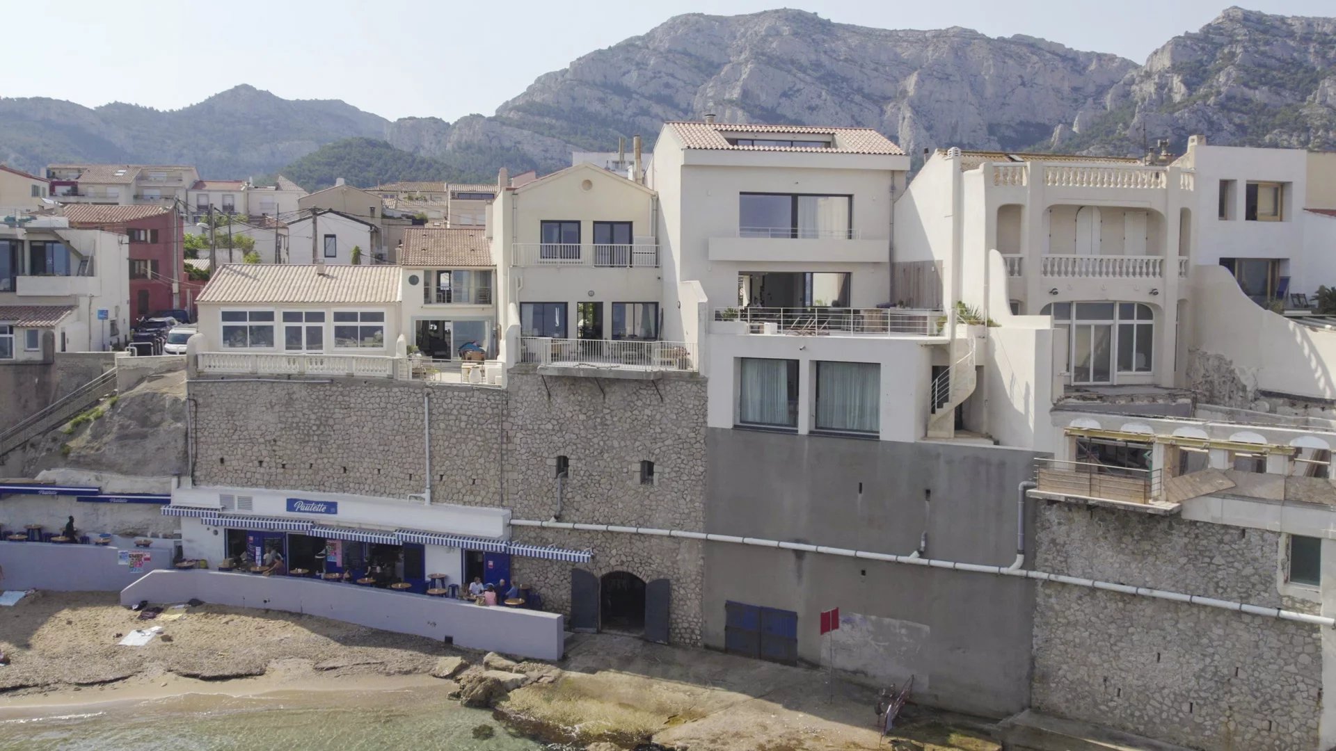 Villa en bord de mer à Marseille Villa en bord de mer avec accès à une crique privée à Marseille, entourée de montagnes.