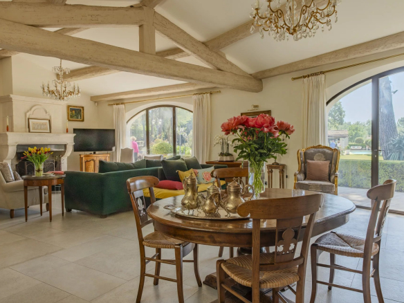 Intérieur d'une maison élégante avec un salon lumineux et une salle à manger, vue sur le jardin.