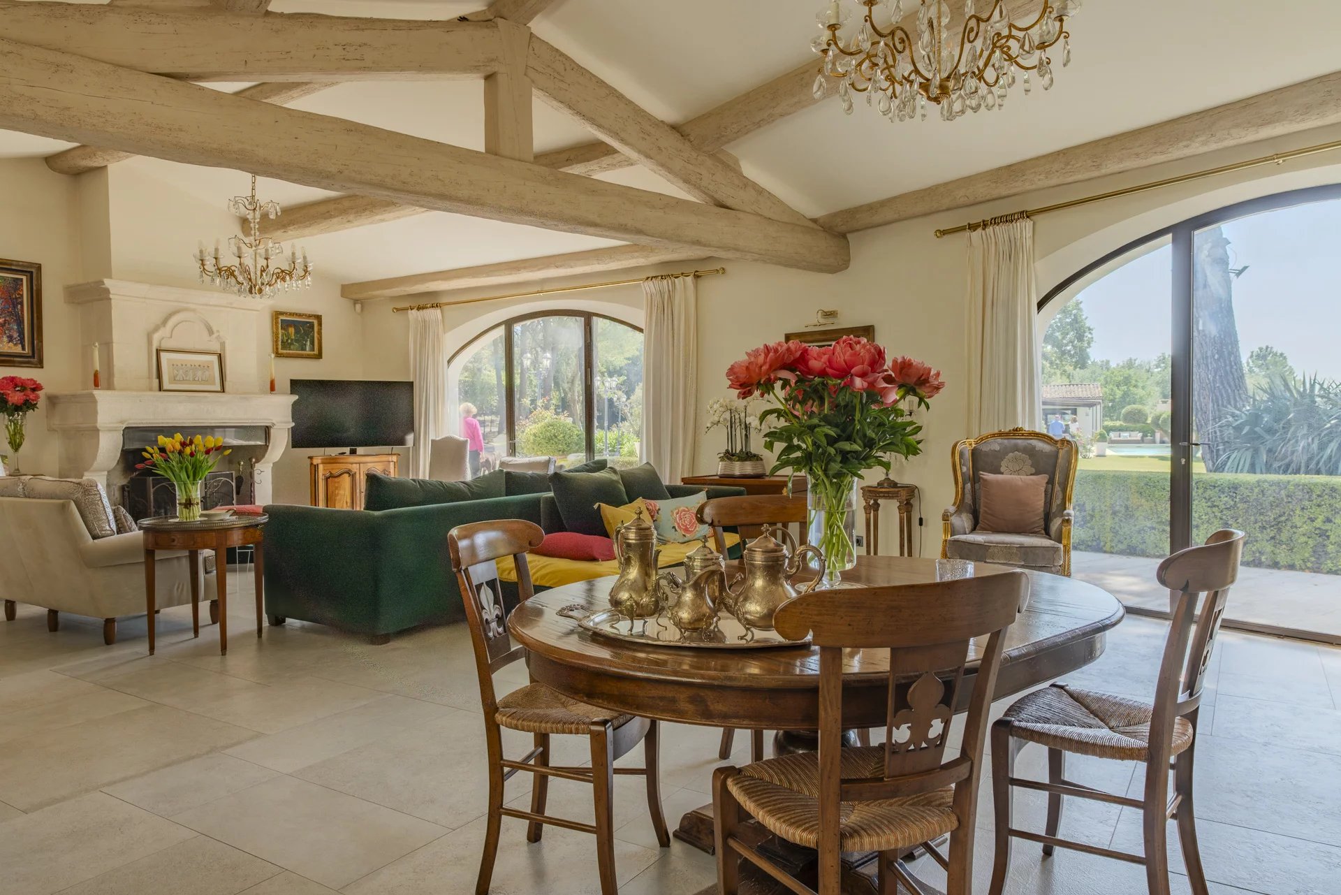 Intérieur d'une maison élégante avec un salon lumineux et une salle à manger, vue sur le jardin.