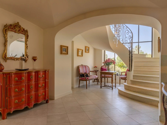 Intérieur d'une maison élégante avec un escalier et des meubles raffinés.