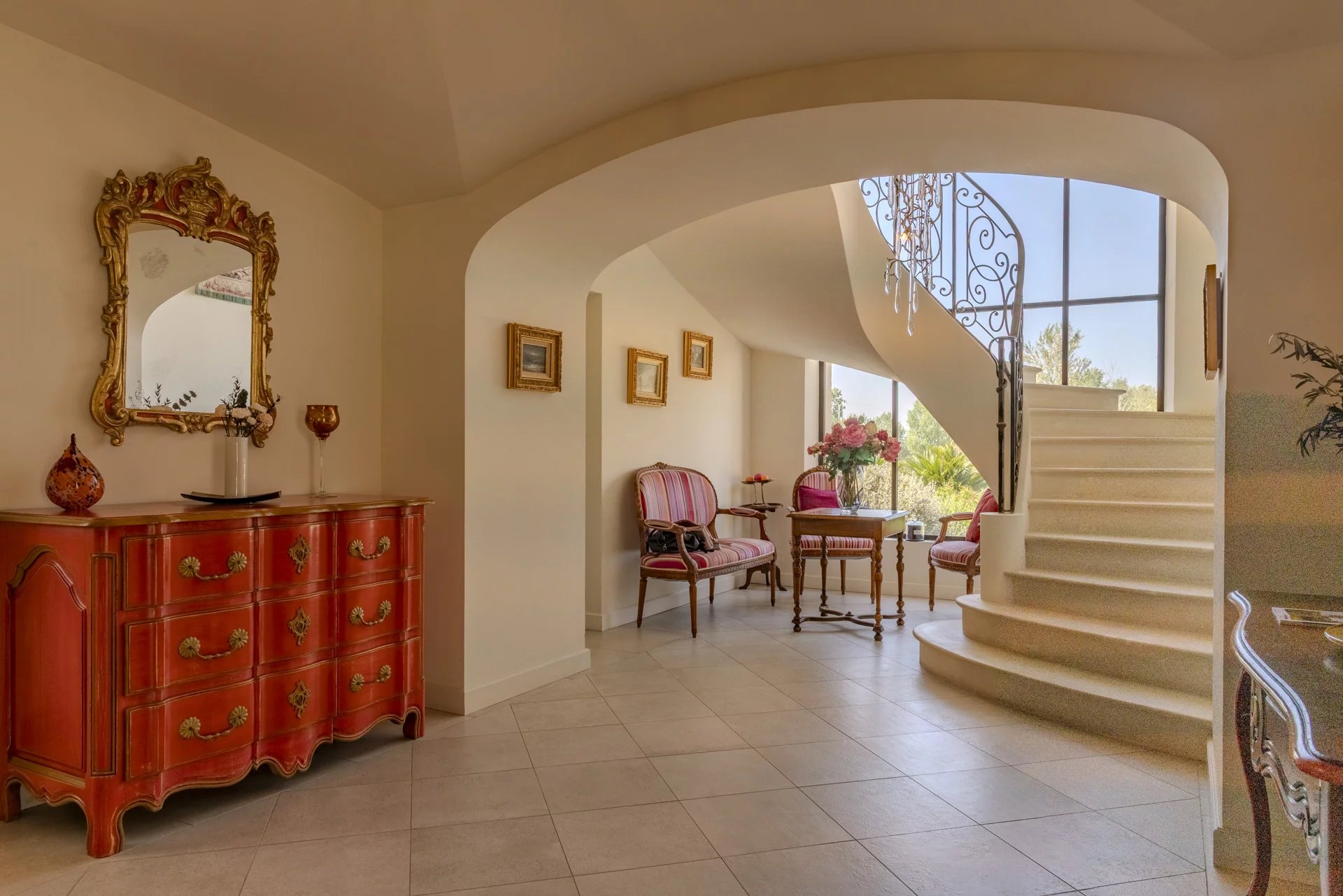 Intérieur d'une maison élégante avec un escalier et des meubles raffinés.