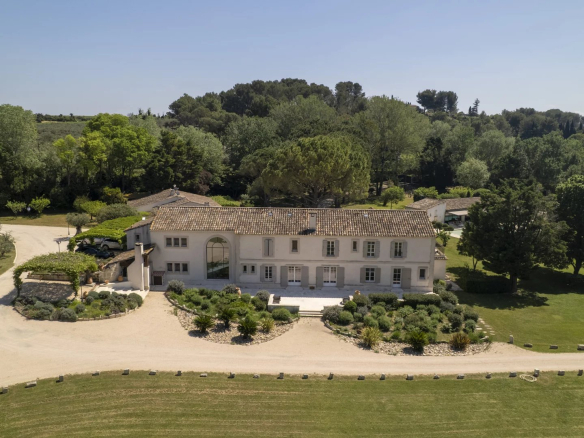 Vue aérienne d'une propriété élégante dans un parc paysager à Raphèle-lès-Arles.