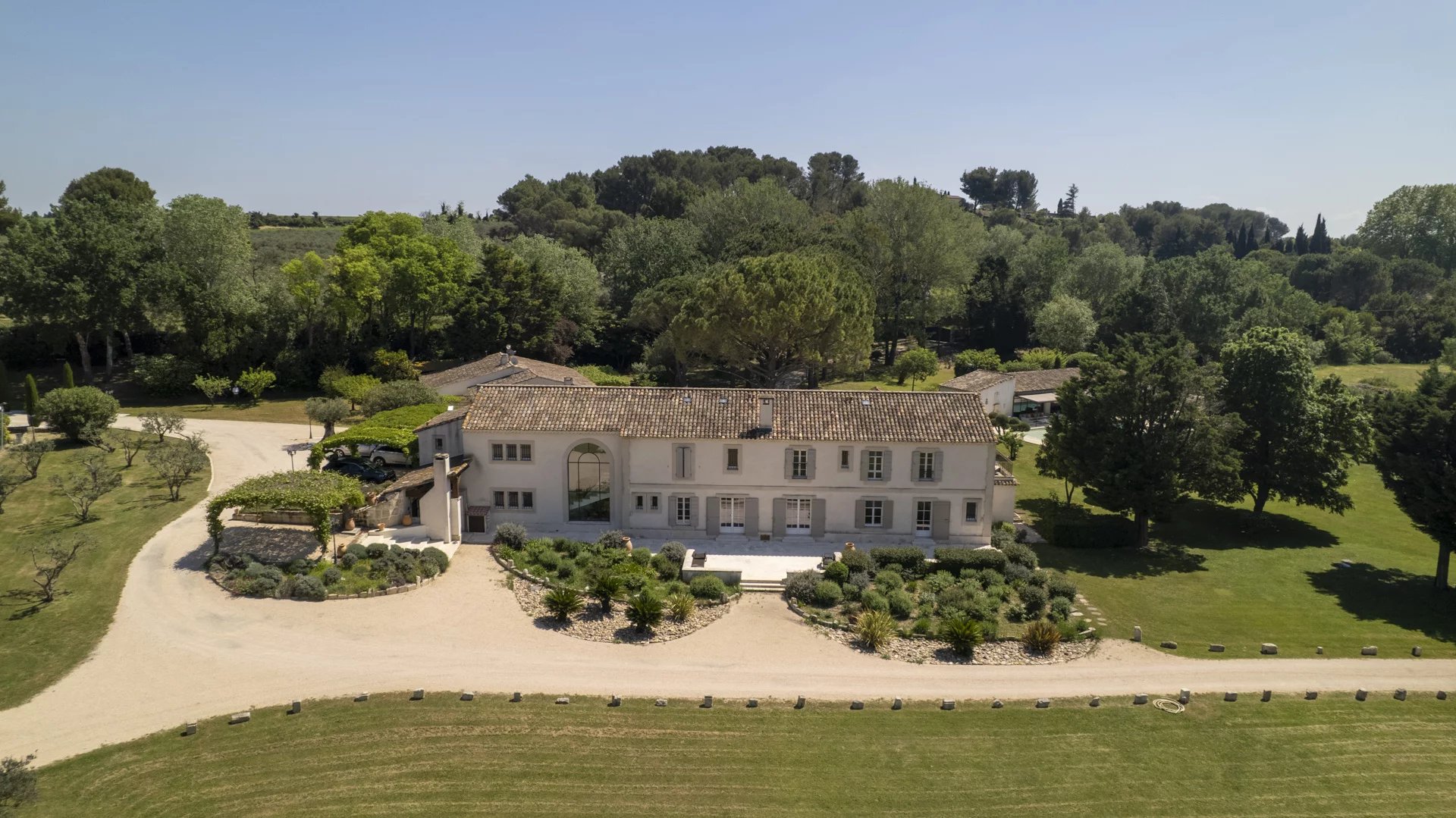 Vue aérienne d'une propriété élégante dans un parc paysager à Raphèle-lès-Arles.