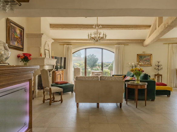 Intérieur d'une maison élégante avec un salon spacieux et lumineux, vue sur un parc paysager.