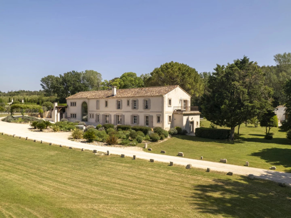 Vue extérieure d'une propriété élégante dans un parc paysager à Raphèle-lès-Arles.