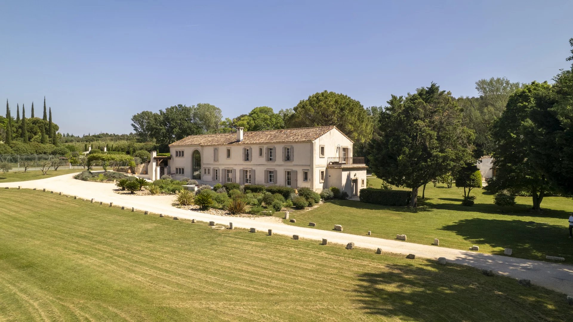 Vue extérieure d'une propriété élégante dans un parc paysager à Raphèle-lès-Arles.