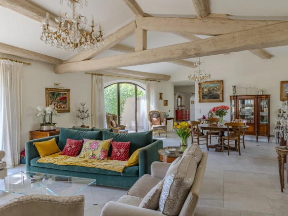 Intérieur d'une maison élégante avec un salon lumineux, des meubles raffinés et des éléments décoratifs.