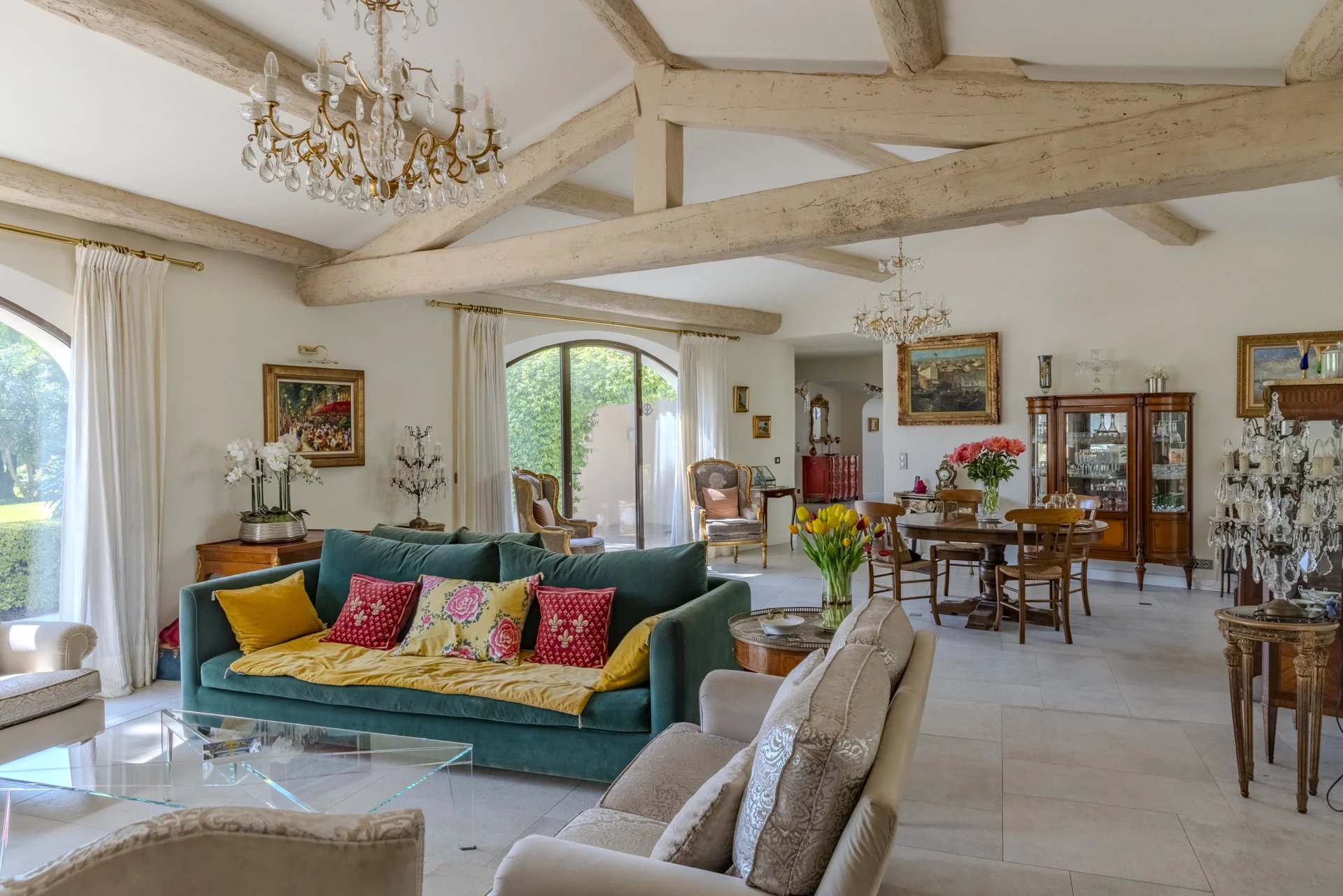Intérieur d'une maison élégante avec un salon lumineux, des meubles raffinés et des éléments décoratifs.