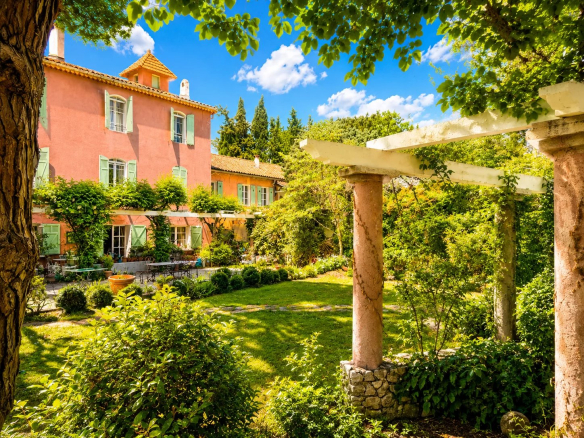 Property with green garden and tennis court, near Eygalières, Provence.