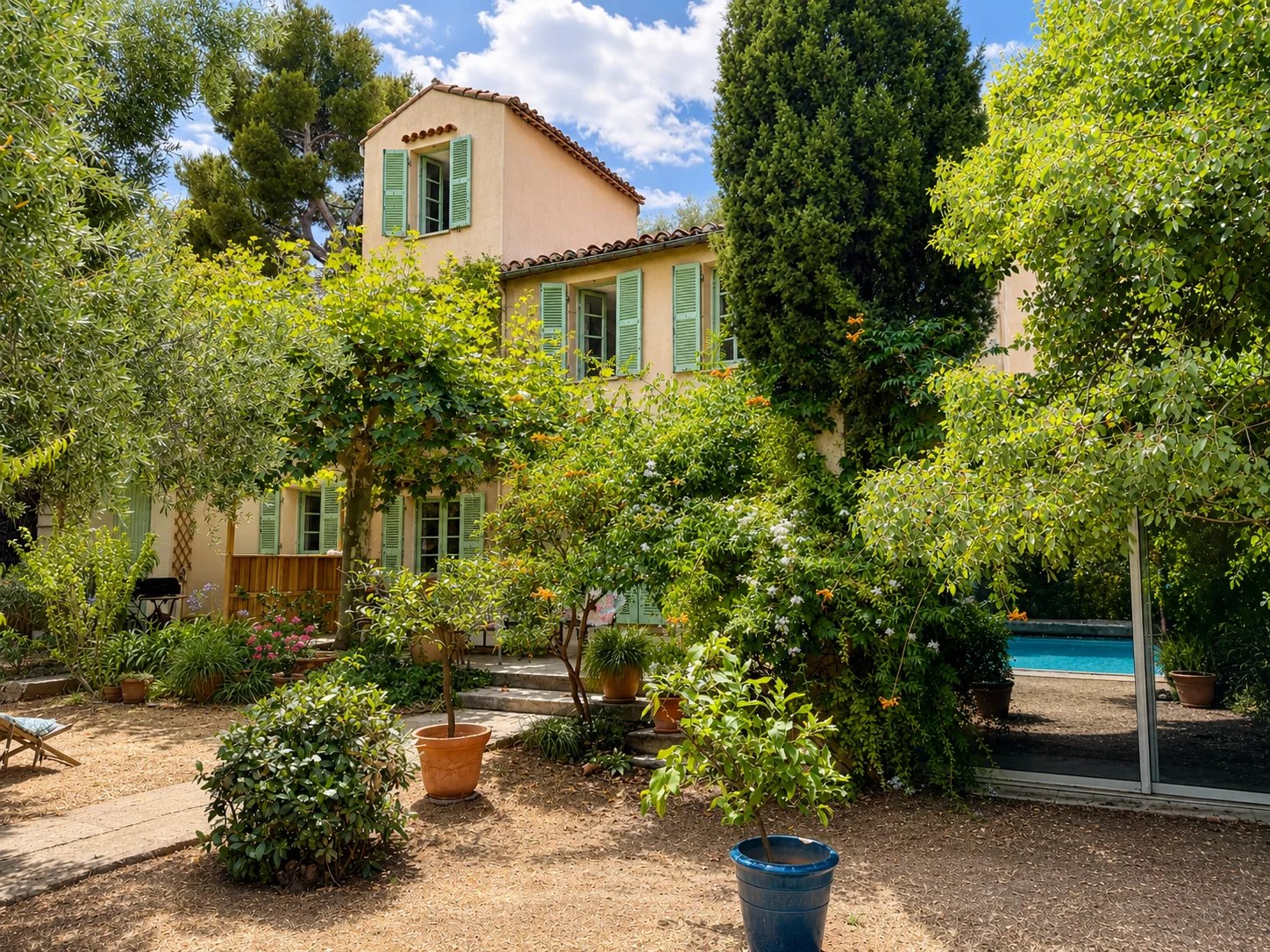 House with wooded garden and swimming pool in Marseille 8th arrondissement, surrounded by greenery.