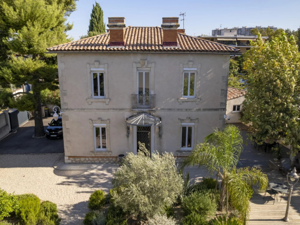 Renovated country house with garden and swimming pool in Marseille, Mazargue district.