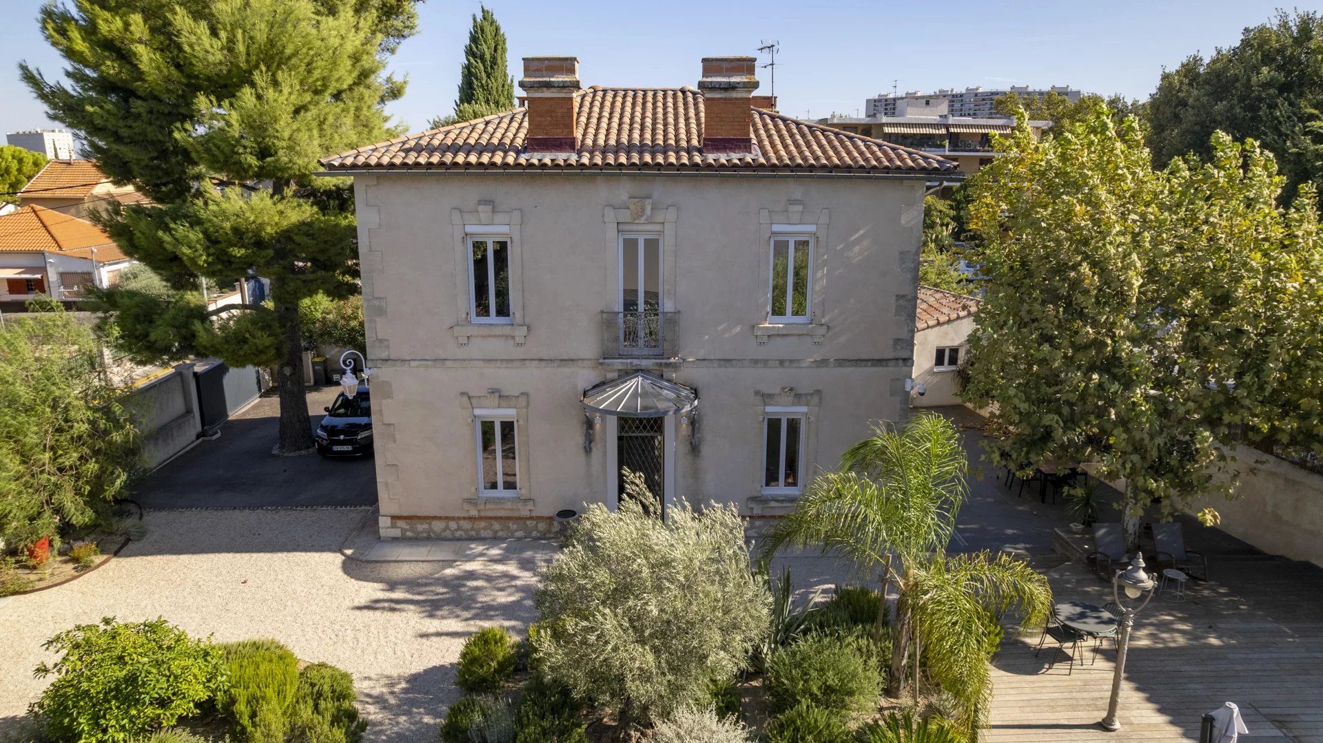 Bastide de Prestige à Marseille Bastide rénovée avec jardin et piscine à Marseille, quartier de Mazargue.