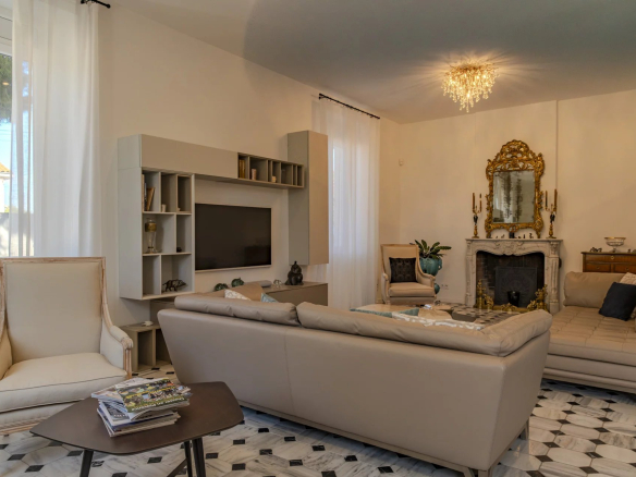 Intérieur d'une bastide rénovée avec salon lumineux et décor élégant à Marseille.