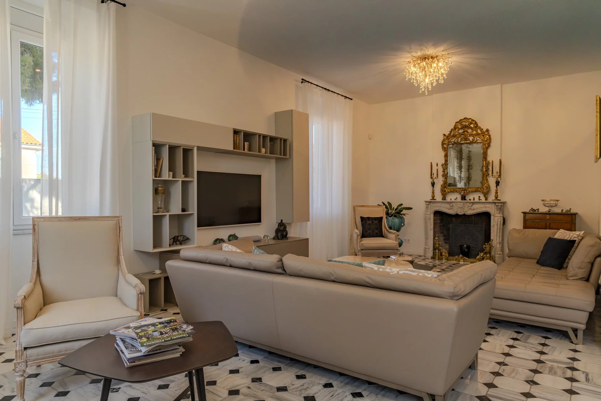 Intérieur d’une bastide à Marseille Intérieur d'une bastide rénovée avec salon lumineux et décor élégant à Marseille.
