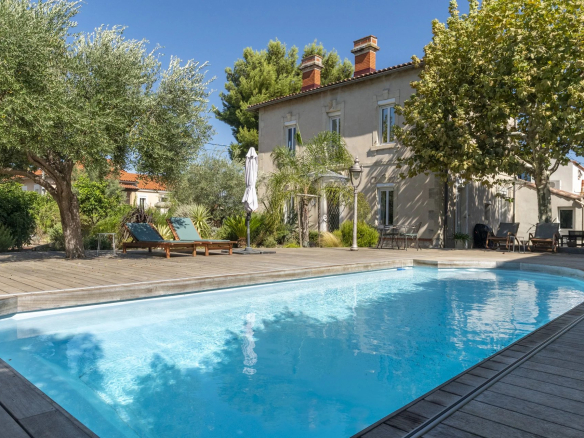 Bastide rénovée avec piscine et jardin à Marseille, quartier de Mazargue.
