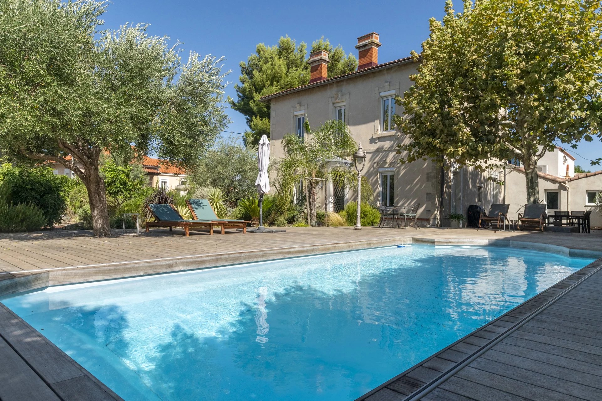 Bastide de Prestige avec Piscine à Marseille Bastide rénovée avec piscine et jardin à Marseille, quartier de Mazargue.