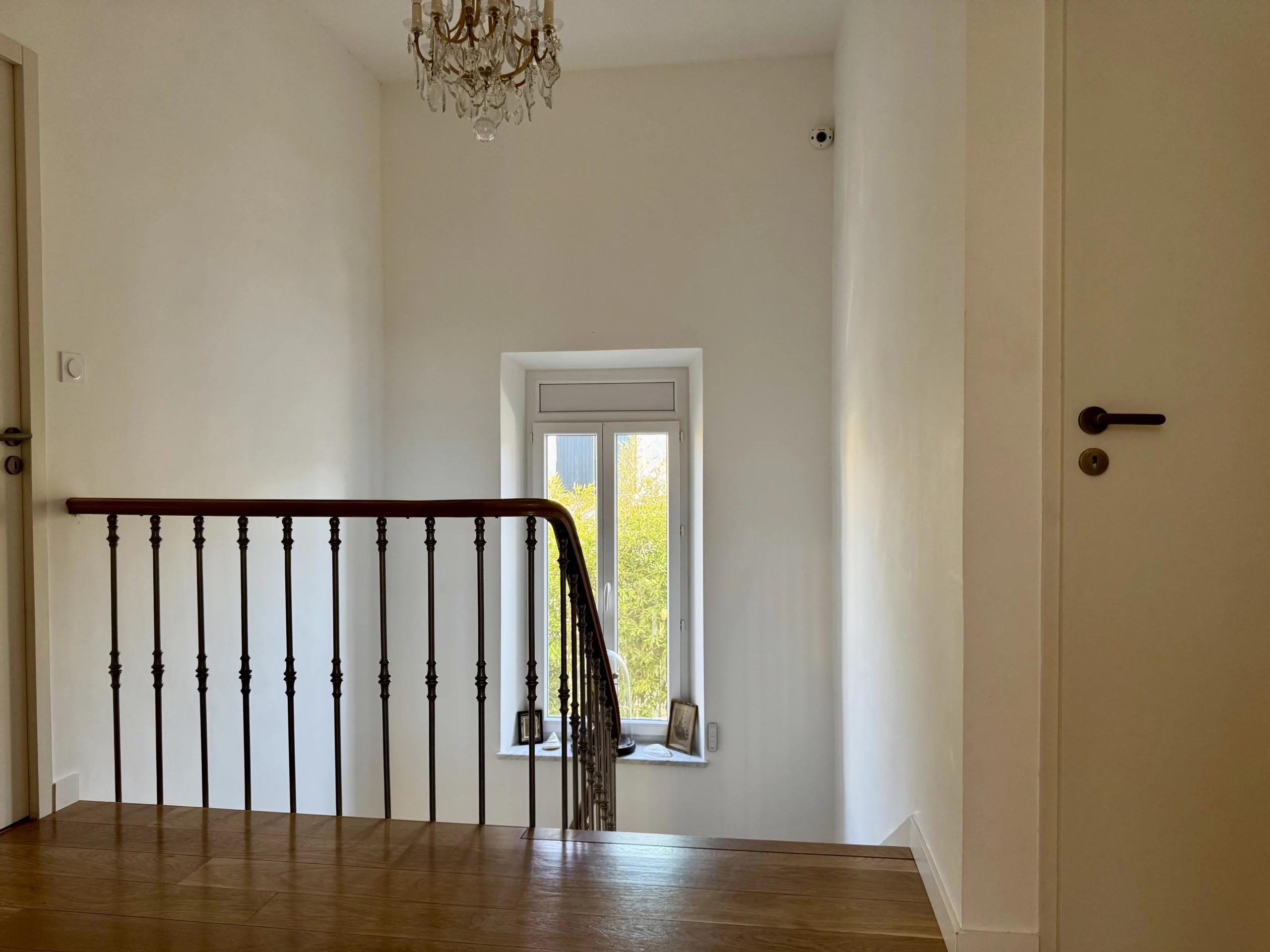 Intérieur d’une bastide à Marseille Intérieur d'une bastide avec un escalier et une fenêtre donnant sur l'extérieur.