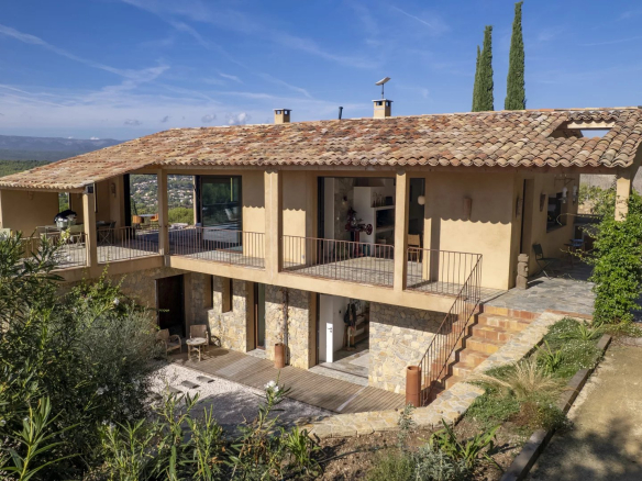 Villa contemporaine avec vue panoramique, entourée de nature à La Cadière-d’Azur.