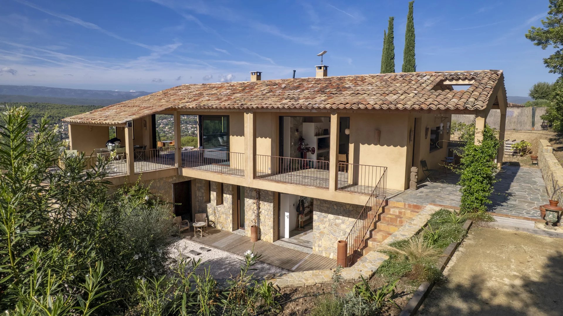 Villa contemporaine à La Cadière-d’Azur Villa contemporaine avec vue panoramique, entourée de nature à La Cadière-d’Azur.